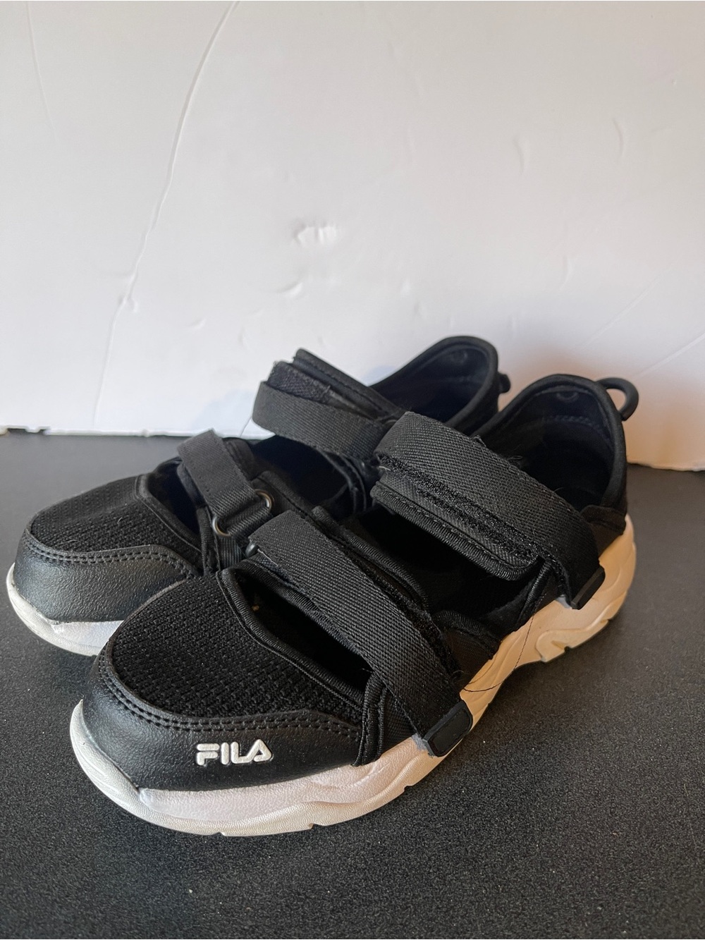 Fila Kids Black and White Hook-and-Loop Sport Sandals size 2.5 - like new